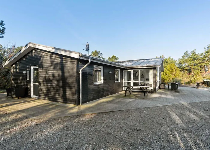 Hébergement de vacances Lovely Summer House With Sea View And Pool